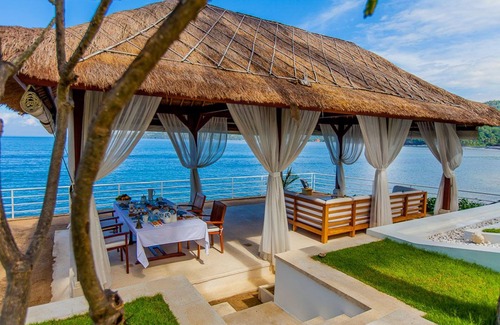 Manggis Villa | Villa de 3 dormitorios de estilo contemporáneo y colonial con vista al mar, Candidasa