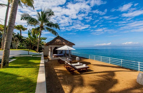 Manggis Villa | Villa de 3 dormitorios de estilo contemporáneo y colonial con vista al mar, Candidasa