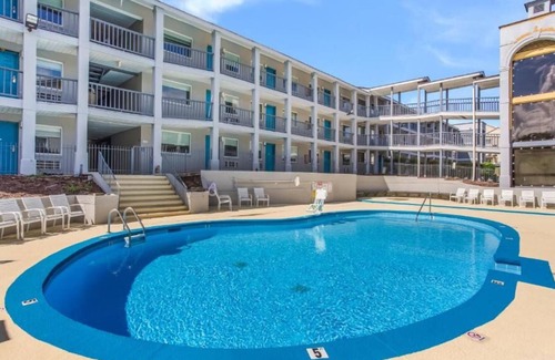 Merry Oaks Casa | Contemporary Comfort and Convenience! Free Breakfast, Minutes to Nissan Stadium