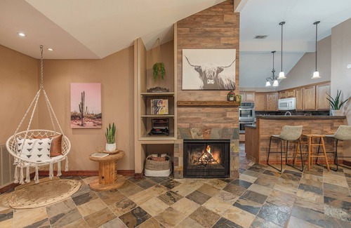 Barker Casa | Contemporary Comfort with Quick WiFi and a Gorgeous Backyard