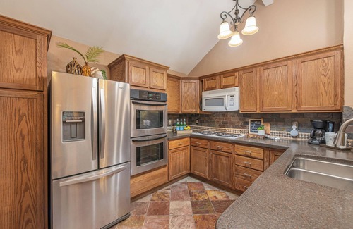 Barker Casa | Contemporary Comfort with Quick WiFi and a Gorgeous Backyard