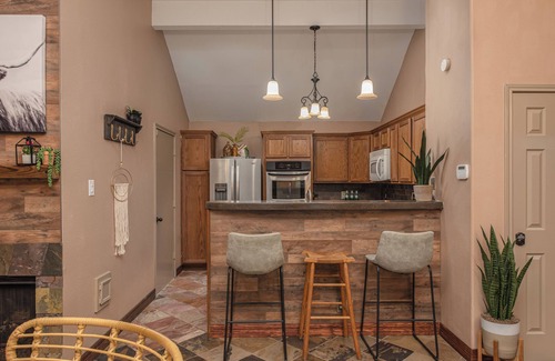 Barker Casa | Contemporary Comfort with Quick WiFi and a Gorgeous Backyard