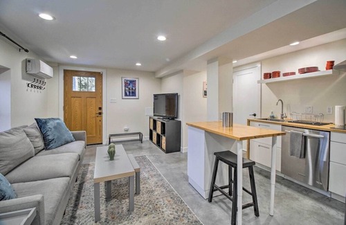 Petworth Condominio | Contemporary Condo in Quiet Locale!