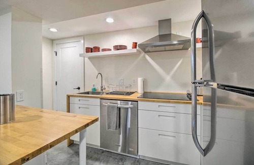 Petworth Condominio | Contemporary Condo in Quiet Locale!