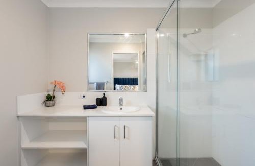 Newtown Apartamento | Contemporary & Convenient - City Fringe Townhouse!