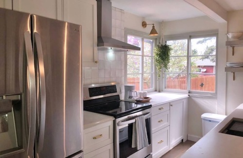 Lincoln Cabaña | Contemporary Cottage 5 min walk to major bike path