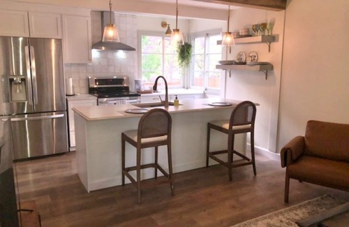 Lincoln Cabaña | Contemporary Cottage 5 min walk to major bike path