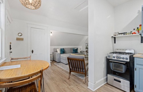 Old Town Apartamento | Contemporary Craftsman Steps to Old Town