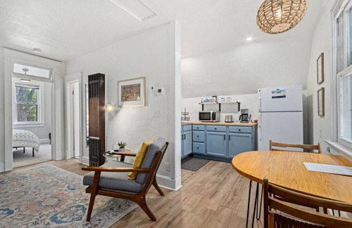 Old Town Apartamento | Contemporary Craftsman Steps to Old Town