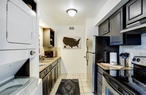 Knox - Henderson Condominio | Contemporary Dallas Condo w/ Pool Access!