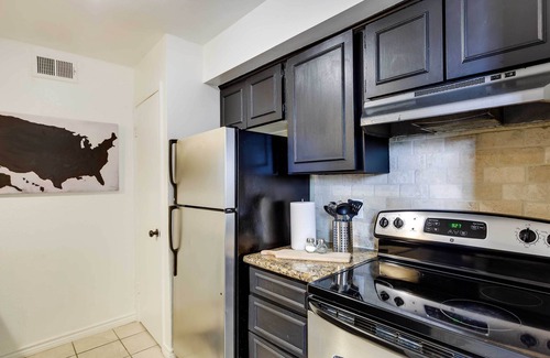 Knox - Henderson Condominio | Contemporary Dallas Condo w/ Pool Access!