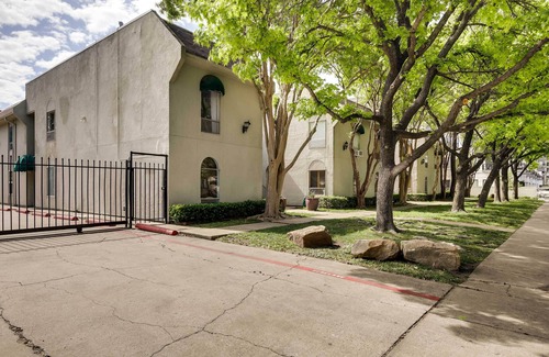 Knox - Henderson Apartamento | Contemporary Dallas Condo w/ Pool Access!