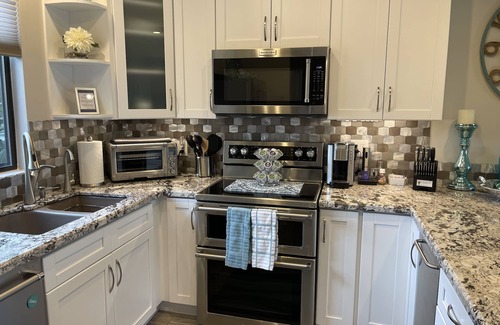 Biltmore Courts Condominio | Contemporary downstairs 2-bedroom condo, sleeps 4, near the Biltmore Hotel.