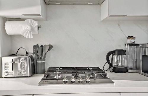 Le Droit Park Cama Y Desayuno | Contemporary | Downtown | Views | Luxury