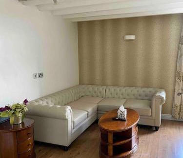 Offerton Apartamento | Contemporary Duplex - Private Patio & Parking