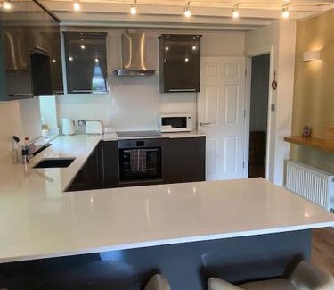 Offerton Apartamento | Contemporary Duplex - Private Patio & Parking