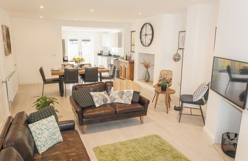 Harrogate Casa | Contemporary & elegant, 3-bedroom house a short walk from Harrogate's center.