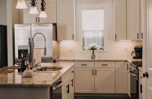 Lake Charles Casa | Contemporary| Fast Wifi| Comfortable