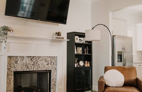 Lake Charles Casa | Contemporary| Fast Wifi| Comfortable