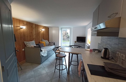 Saint-Pierre-Roche Apartamento | Contemporary country studio with access to garden. Ideal for 2 people