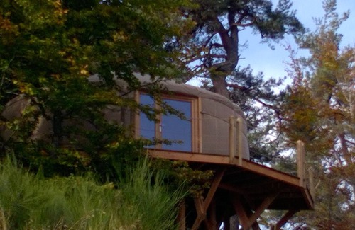 Saint-Bonnet-le-Froid Cabina | Contemporary yurt on a woodland terrace