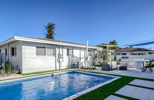 South Corals Casa | Contemporary gem near the beach with private heated pool & putting green