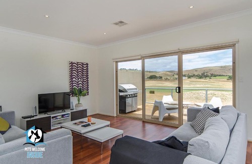 Normanville Casa | Contemporary Golf Course Frontage 3BR