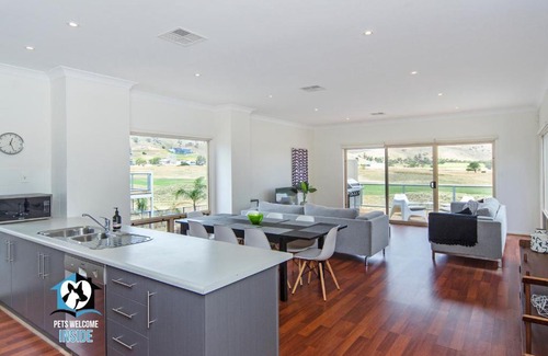 Normanville Casa | Contemporary Golf Course Frontage 3BR