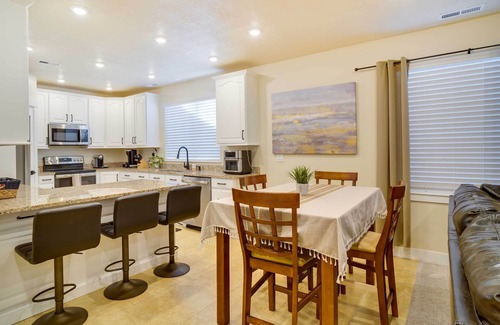 Saratoga Springs Apartamento | Contemporary Home w/ Grill Near Utah Lake!