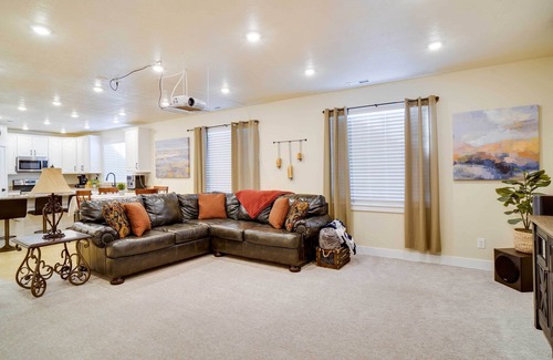 Saratoga Springs Apartamento | Contemporary Home w/ Grill Near Utah Lake!