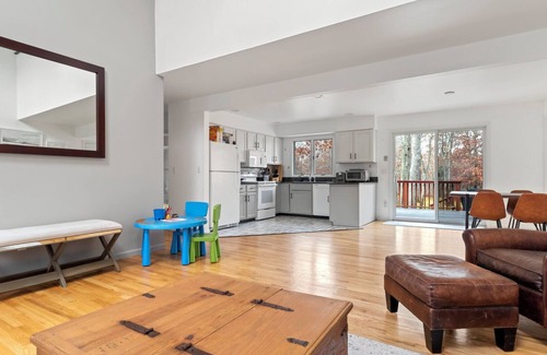Hampton Bays Casa | Contemporary Hampton Bays home on one acre of manicured lawn, private pool,...