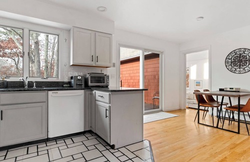 Hampton Bays Casa | Contemporary Hampton Bays home on one acre of manicured lawn, private pool,...