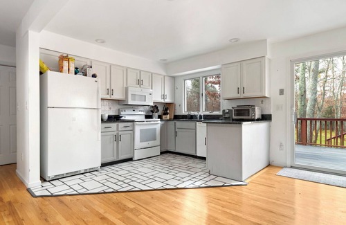 Hampton Bays Casa | Contemporary Hampton Bays home on one acre of manicured lawn, private pool,...