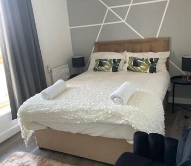 Dagenham Casa | Contemporary Haven: 4-Bed House in Dagenham