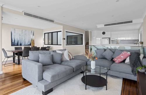 Speers Point Casa | Contemporary Home with Water Vistas - Speers Point