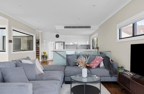 Speers Point Casa | Contemporary Home with Water Vistas - Speers Point