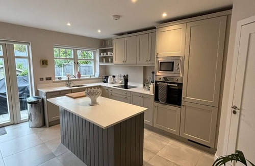 Ashford Casa | Contemporary home in Ashford, 10 mins walk to shops, pubs and restaurants