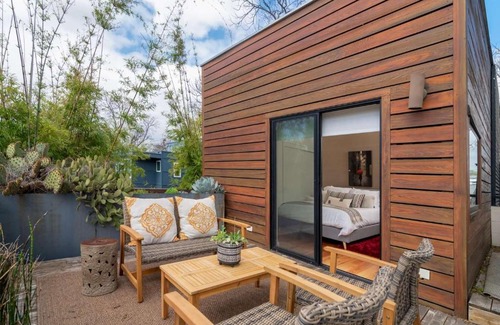 Holly Casa | Contemporary Home In Downtown Austin
