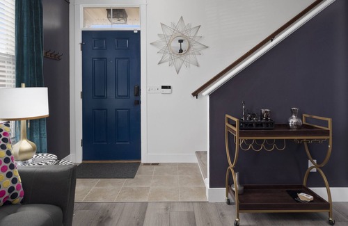 The Gate Casa | Contemporary Home | Sleeps 12 | Close to Downtown
