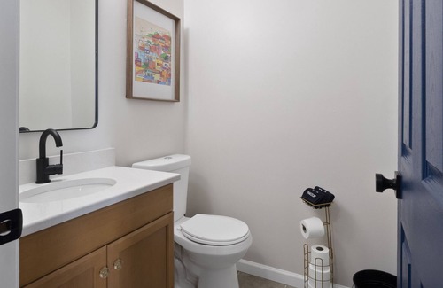 The Gate Casa | Contemporary Home | Sleeps 12 | Close to Downtown