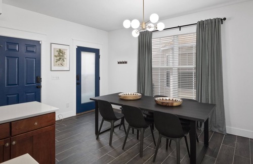 The Gate Casa | Contemporary Home | Sleeps 12 | Close to Downtown