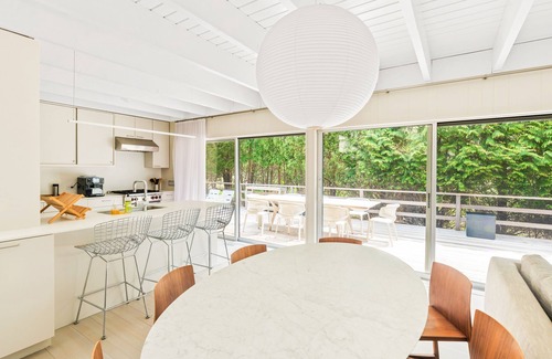 Beach Hampton Casa | Contemporary home w/ central AC, high-speed WiFi, full kitchen, & furnished deck