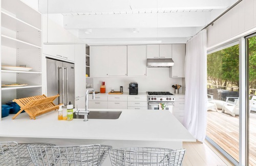 Beach Hampton Casa | Contemporary home w/ central AC, high-speed WiFi, full kitchen, & furnished deck