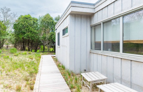 Beach Hampton Casa | Contemporary home w/ central AC, high-speed WiFi, full kitchen, & furnished deck