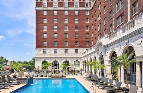 Central West End Apartamento | Contemporary Hotel in Central West End district! Parking, Pool & Cinema Onsite!
