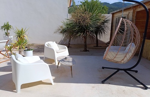 Saint-Zacharie Casa | Contemporary house with swimming pool, jacuzzi, summer kitchen and cicada song.