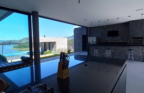 Joanopolis Casa | CONTEMPORARY HOUSE IN CLOSED CONDOMINIUM OVERLOOKING THE DAM
