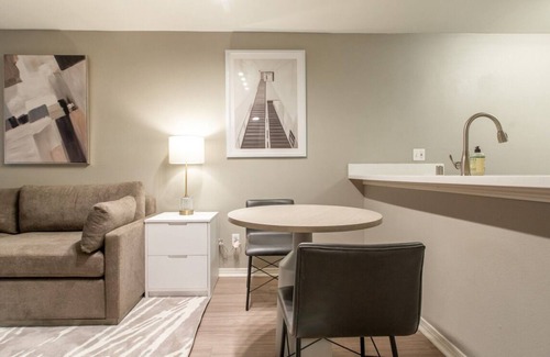 Belltown Apartamento | Contemporary large 1BR, in unit Washer/Dryer, parking with all amenities!