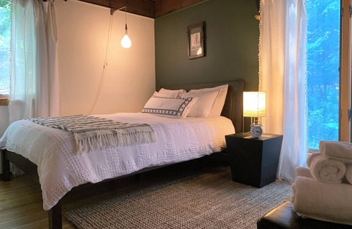 Ithaca Cabina | Contemporáneo pabellón aislado en 7 acres, minuto a Cornell y Ithaca College