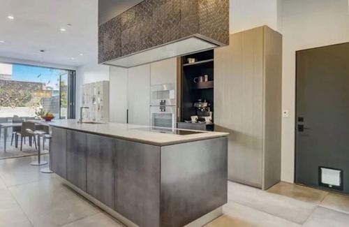 Hill Section Casa | Contemporary luxurious Tree section home